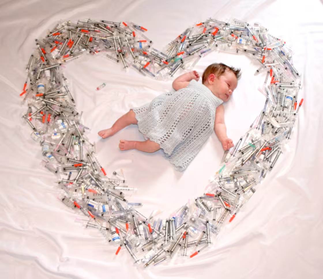 注射器围成的心形：一位母亲用IVF药物讲述的生命奇迹